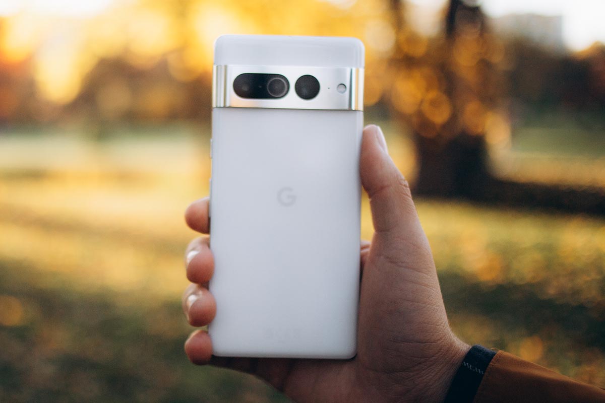 In einer Hand gehaltenes Google Pixel 7