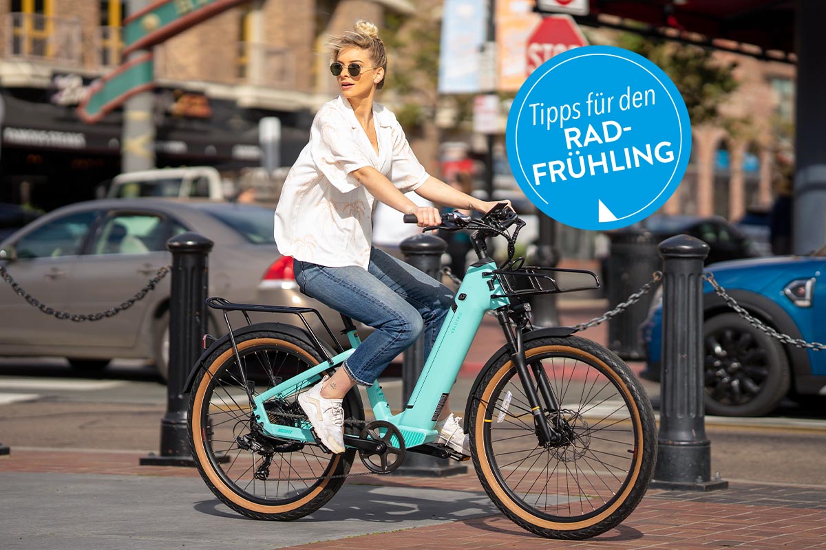 Frau auf einem E-Bike in der Stadt fahrend