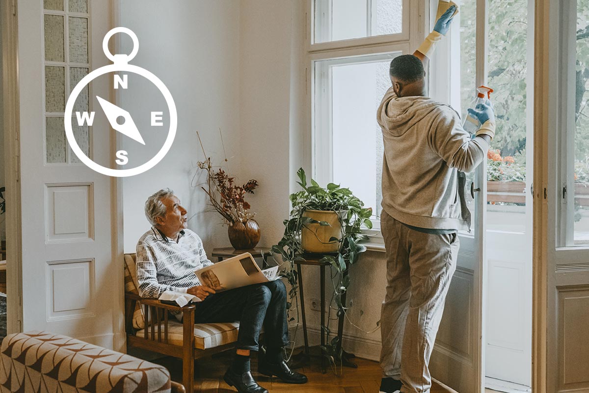 Zwei Männer in einem Wohnzimmer