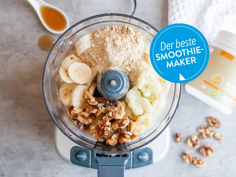 Verschiedene Zutaten in einem Smoothie-Maker