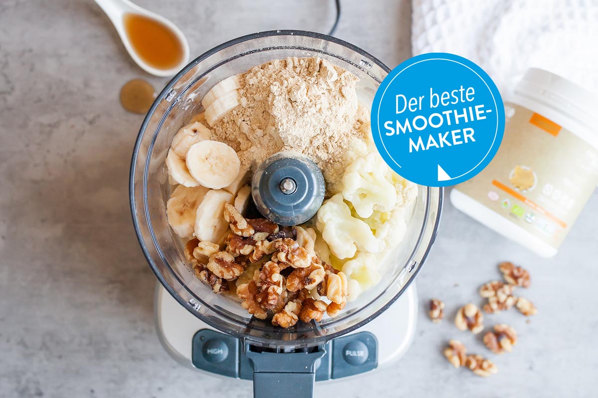Verschiedene Zutaten in einem Smoothie-Maker