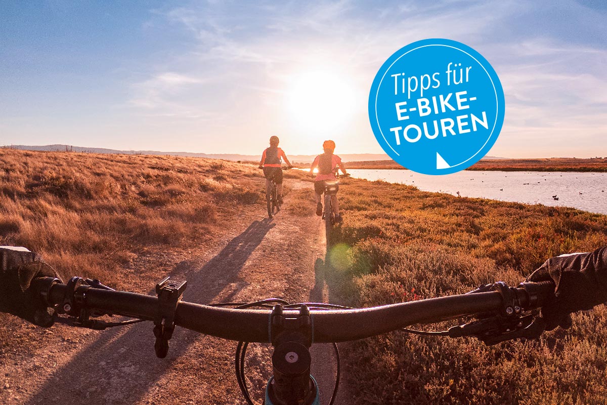 Zwei Fahrradfahrer in der Natur bei untergehender Sonne