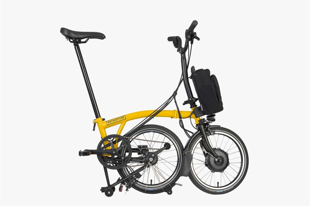 Productshot E-Faltrad Electric C Line von Brompton, ein Rad bereits zurückgeklappt