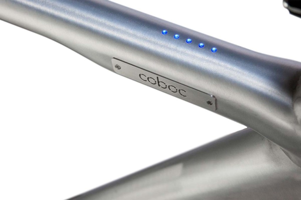 Productshot E-bike Coboc Brooklyn FAT, Detailaufnahme LEDs im Oberrohrrahmen