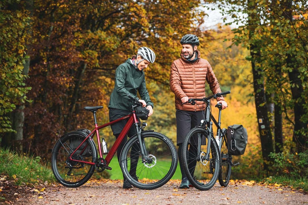Zwei Personen stehen neben ihrem E-bike Iseo von Coboc im Wald