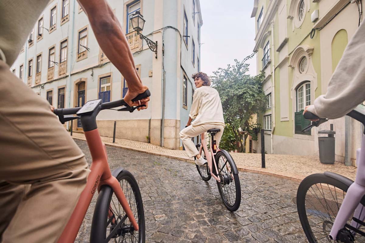 Drei Fahrradfahrer fahren mit ihren E-Bikes durch die Stadt