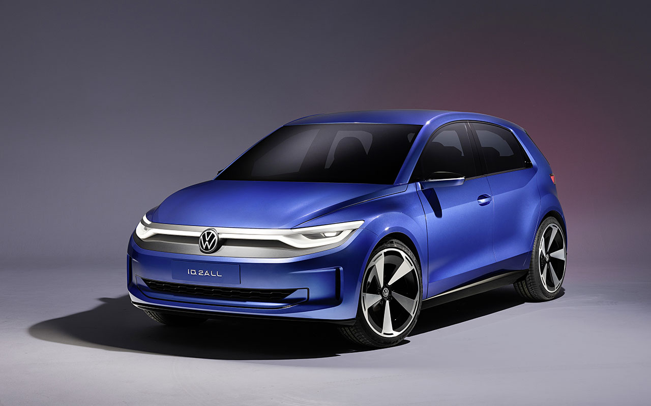 Volkswagen-Neuheit ID. 2all: Das erste E-Auto von VW für unter 25.000 Euro als Studie mit blauer Lackierung im Studio vor grauem Hintergrund abgebildet.