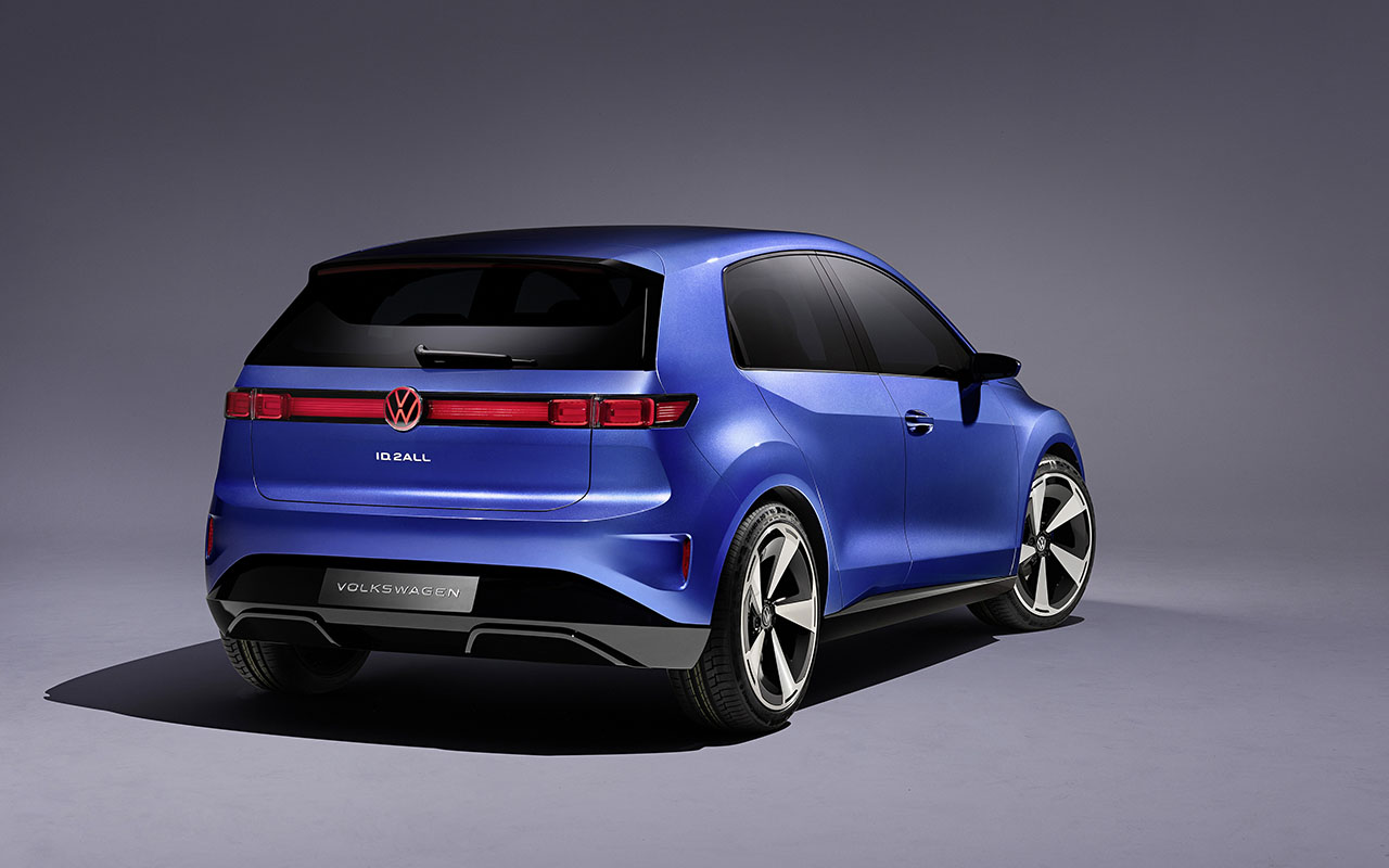 Volkswagen E-Auto-Studie ID. 2 all mit blauer Lackierung im Studio vor grauer Wand von hinten rechts aus abgelichtet.