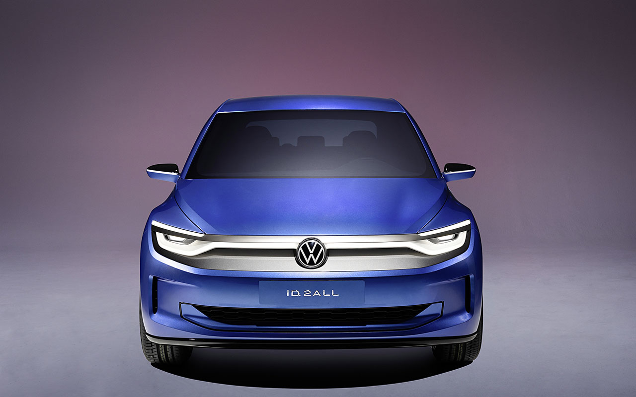 Volkswagen E-Auto-Studie ID. 2 all mit blauer Lackierung im Studio vor grauer Wand von vorn aus abgelichtet.