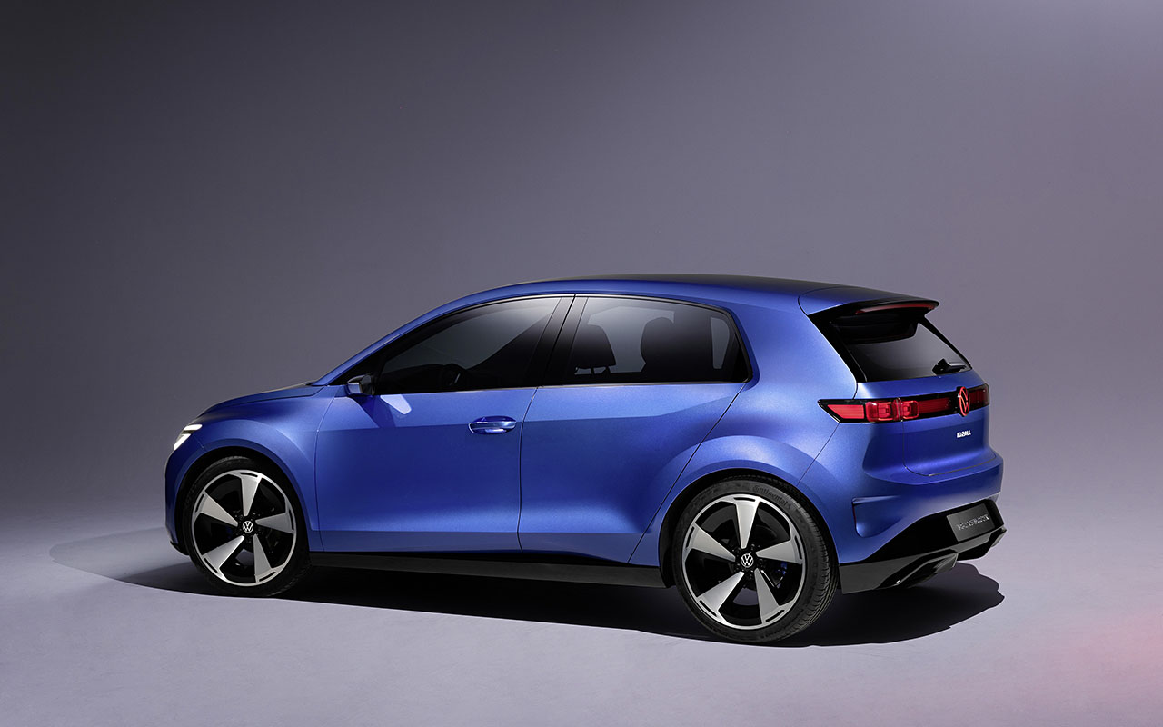 Volkswagen E-Auto-Studie ID. 2 all mit blauer Lackierung im Studio vor grauer Wand von der Seite aus abgelichtet.