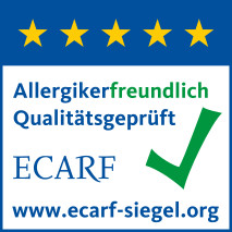 Quadratischer blau weißer Kasten mit grünem Haken ECARF Schriftzug und fünf gelben Sternen oben