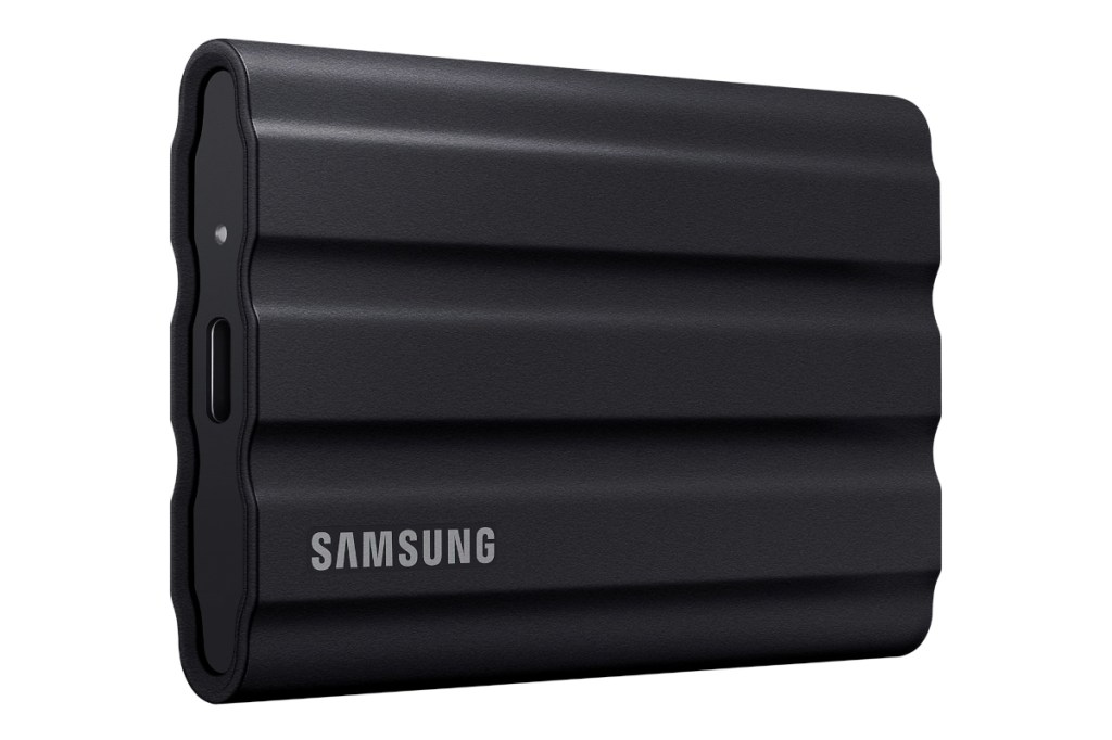 Schwarze Samsung SSD Extern schräg von vorne auf weißem Hintergrund
