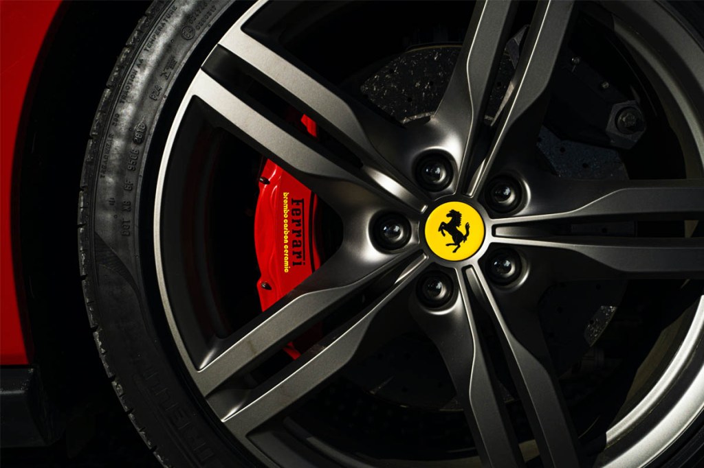 Das Ferrari Logo auf einem Reifen