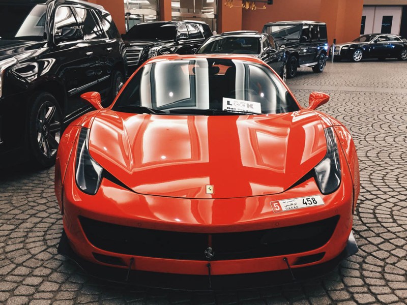 Ein roter Ferrari von vorn