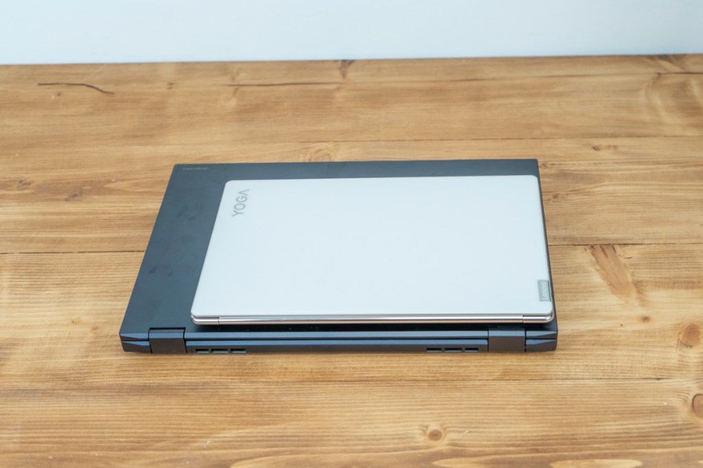 Helles zugeklapptes Notebook auf Dunklem Größeren auf Holztisch
