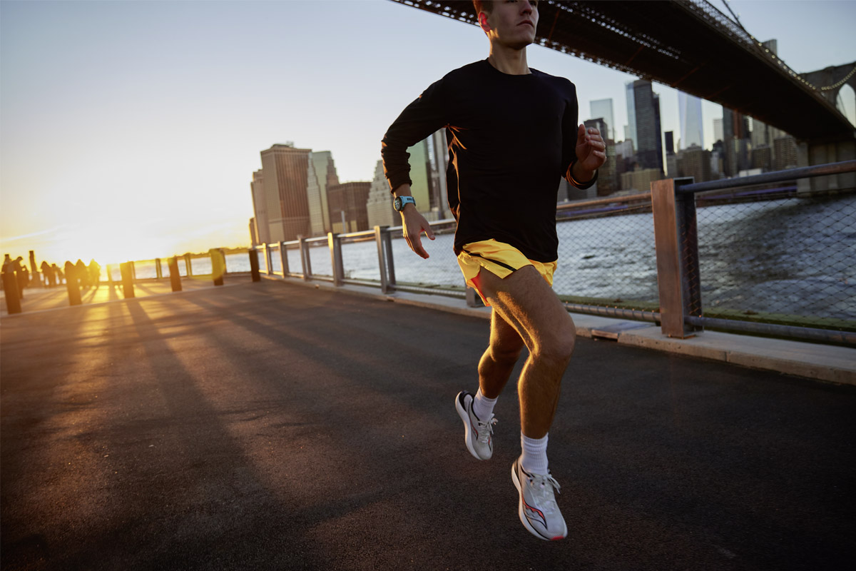 Ein Mann joggt am Fluss in New York und trägt eine Garmin.