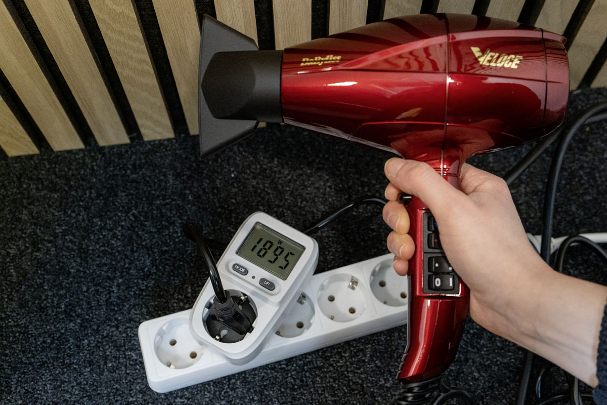 Der Babyliss wird mit einem Strommessgerät gemessen.