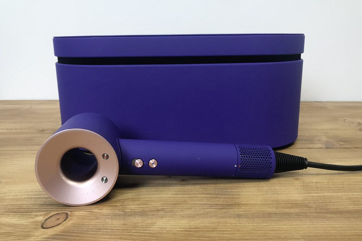 Die Verpackung des Dyson Haartrockners mit dem Gerät davor.