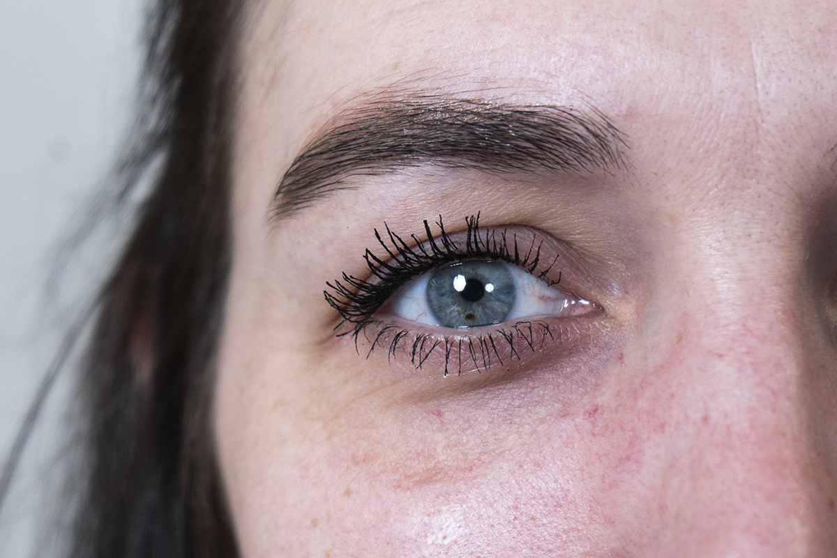 Blaues Auge von Frau mit Mascara