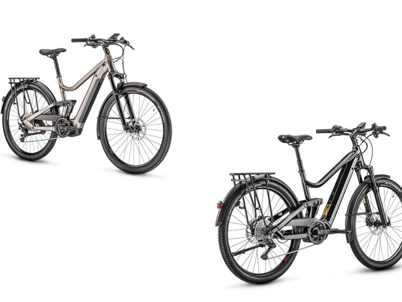 Productshot zweier E-Bikes, links Moustache Samedi 27 Xroad FS 3, rechts Moustache Samedi 27 Xroad FS 6