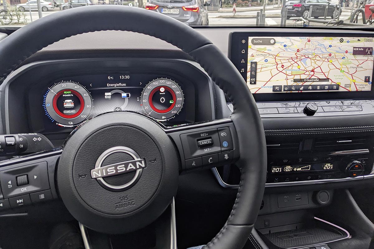 Lenkrad von Nissan X-Trail mit eingeschaltetem Navi im Hintergrund