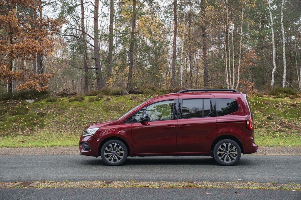 Renault Kangoo E-Tech Electric von der Seite - fährt durch wald