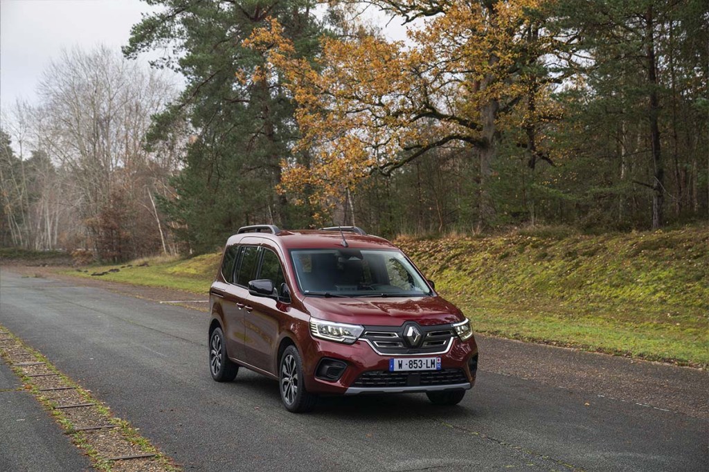 Renault Kangoo E-Tech Electric schräg von vorne, fährt durch wald