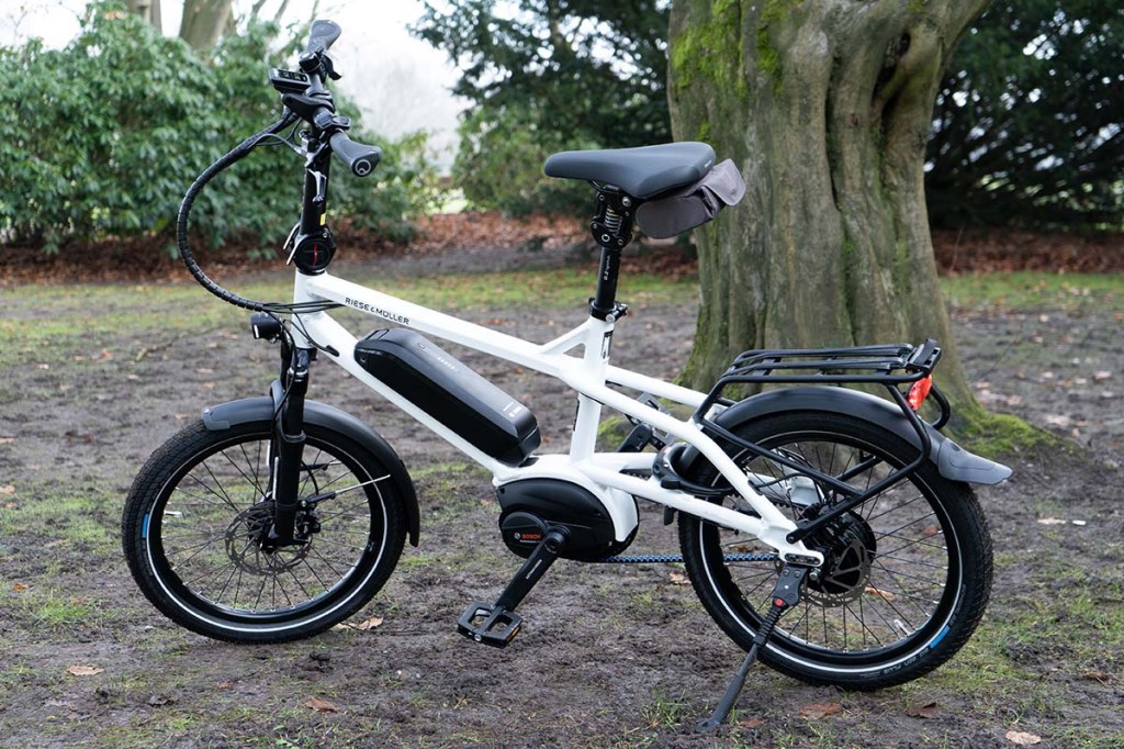 E-Bike Tinker2 von Riese & Müller vor einem Baum im Park stehend