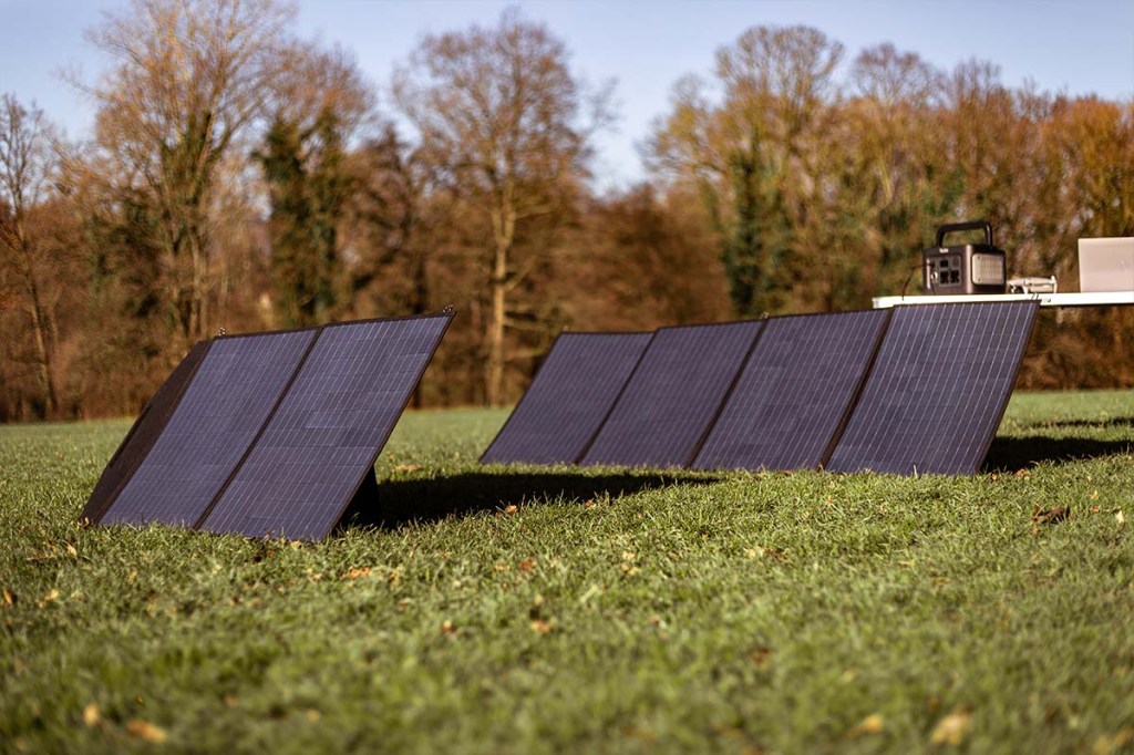 Die beiden neuen Solarpanels von Rollei auf einer Wiese.