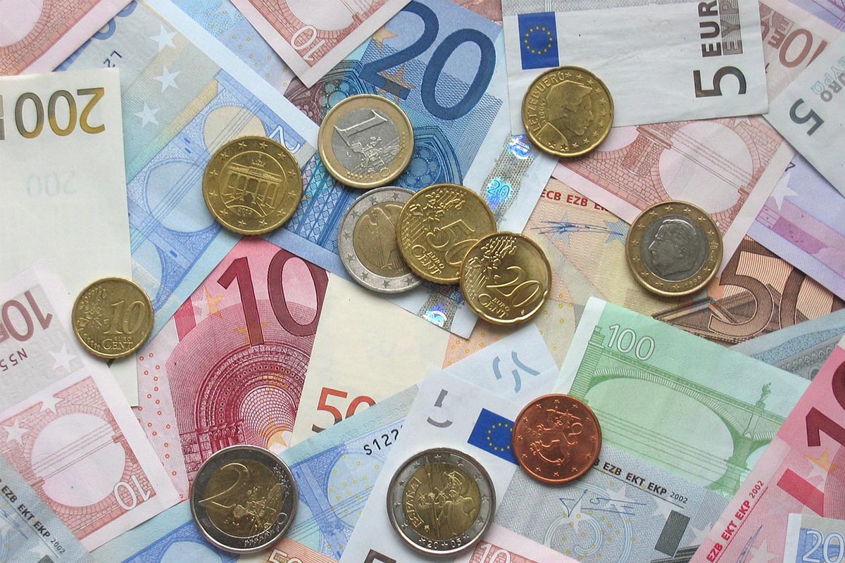 Euro-Geldscheine und -Münzen