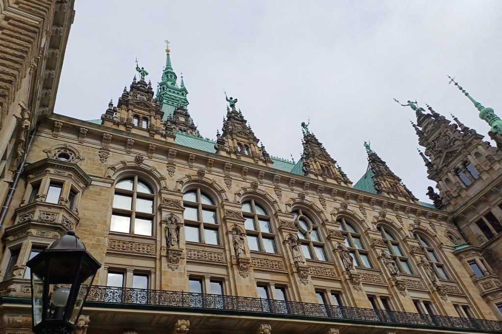 Die Fassade des Hamburger Rathauses. 