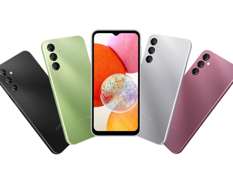 Fünf Samsung Smartphones in unterschiedlichen Farben.