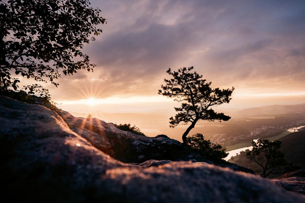 Ein Landschaftsfoto von einem Aussichtspunkt auf Bergen.