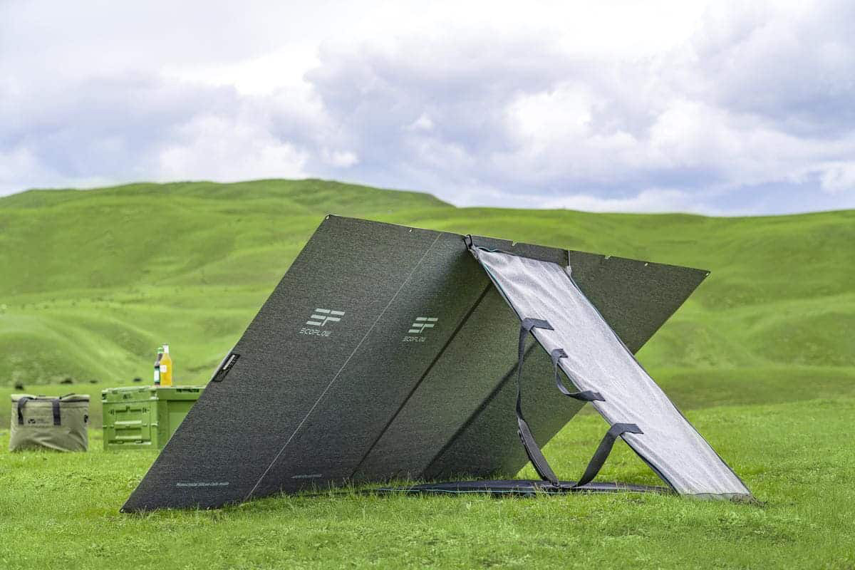 Ein mobiles Solarmodul steht auf einer grünen Wiese.
