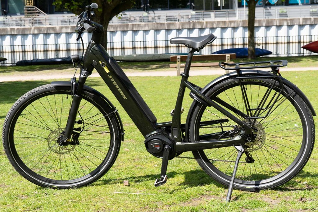 E-Bike von Stevens auf einer Wiese stehend