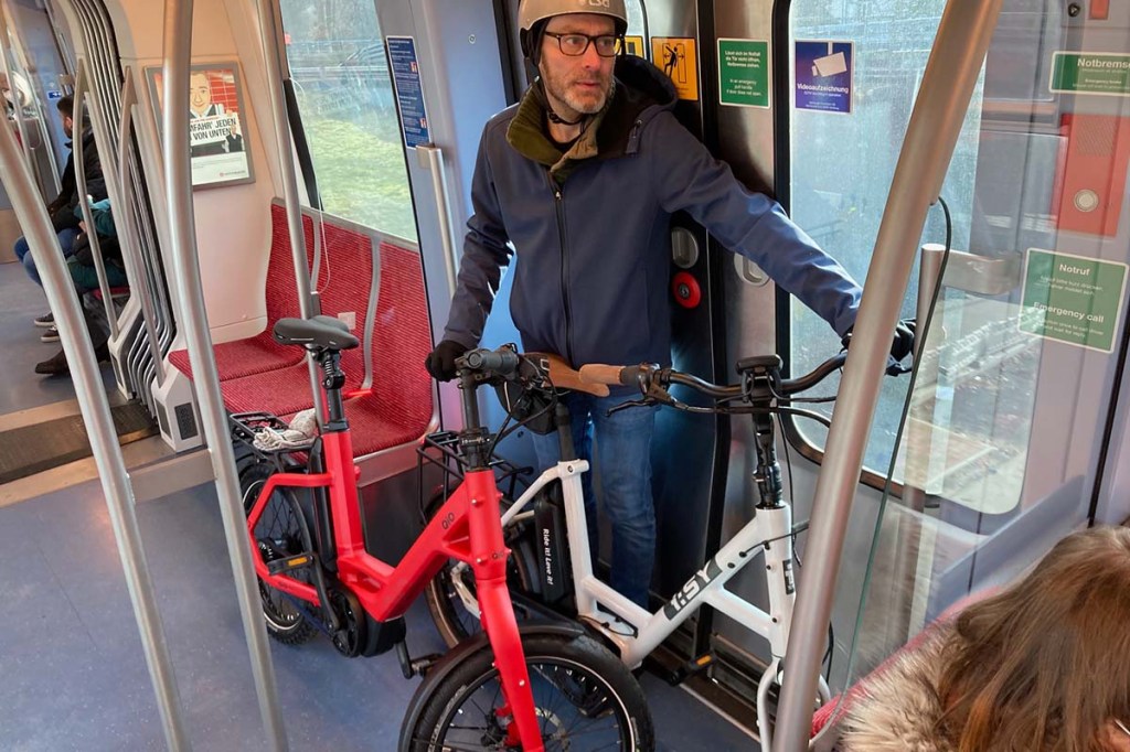 Zwei kompakte E-Bikes mit Mann in der U-Bahn