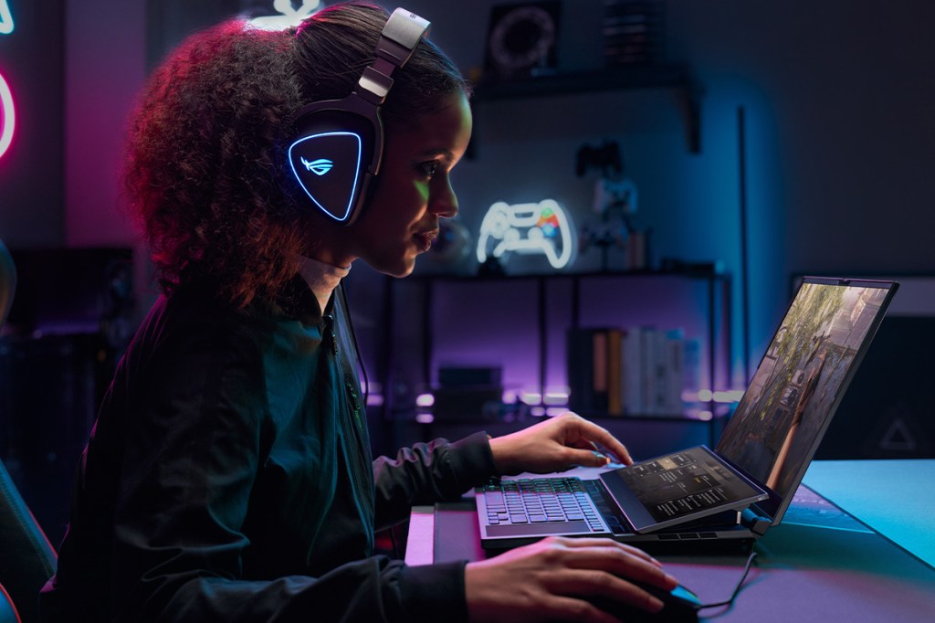 Eine Person spielt an dem ROG Zephyrus Duo 16.