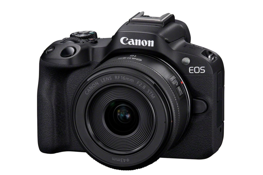 Die Canon EOS R50 in der Frontansicht inklusive Objektiv