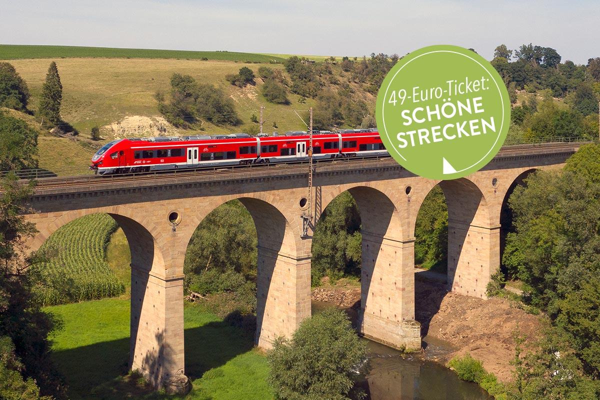 Ein Zug fährt über eine Brücke.