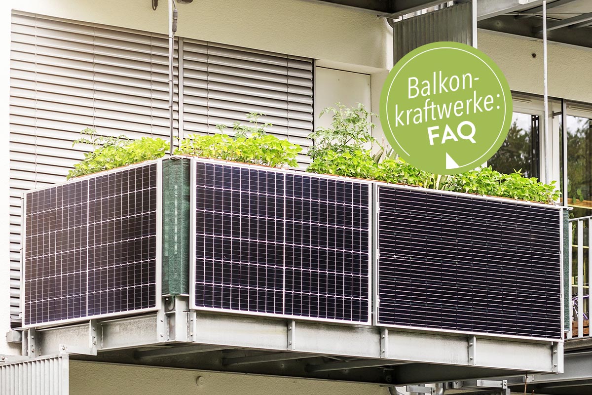 Ein Balkon mit angebauten Solarpanels.