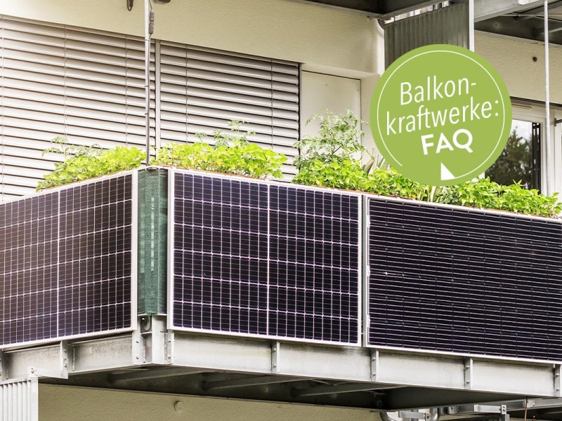 Ein Balkon mit angebauten Solarpanels.