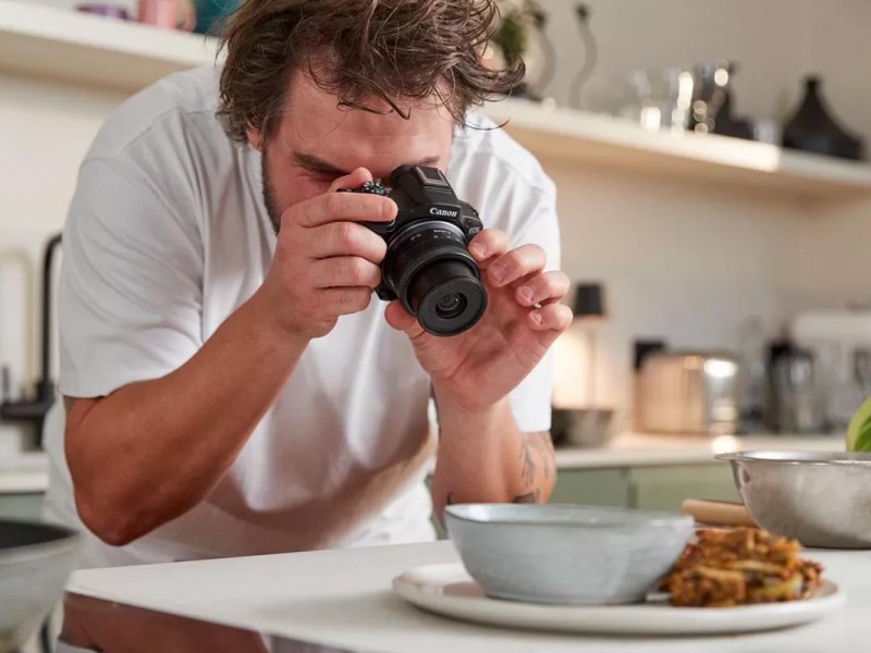 Die Kamera EOS R50 von Canon, mit der Geschirr fotografiert wird.