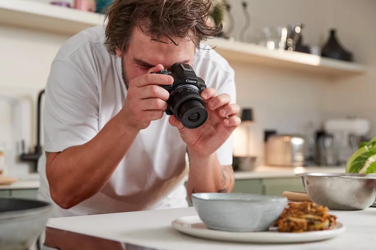 Die Kamera EOS R50 von Canon, mit der Geschirr fotografiert wird.