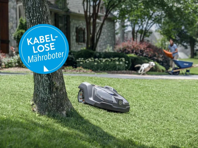 Ein kabelloser Mähroboter von Husqvarna auf einem Rasen.