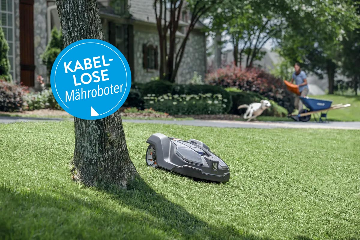 Ein kabelloser Mähroboter von Husqvarna auf einem Rasen.