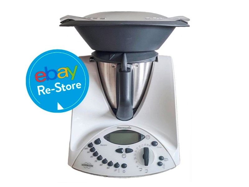 Weiß silberne Küchenmaschine Thermomix auf weißem Hintergrund mit blauem Stempel "eBay Re-Store"