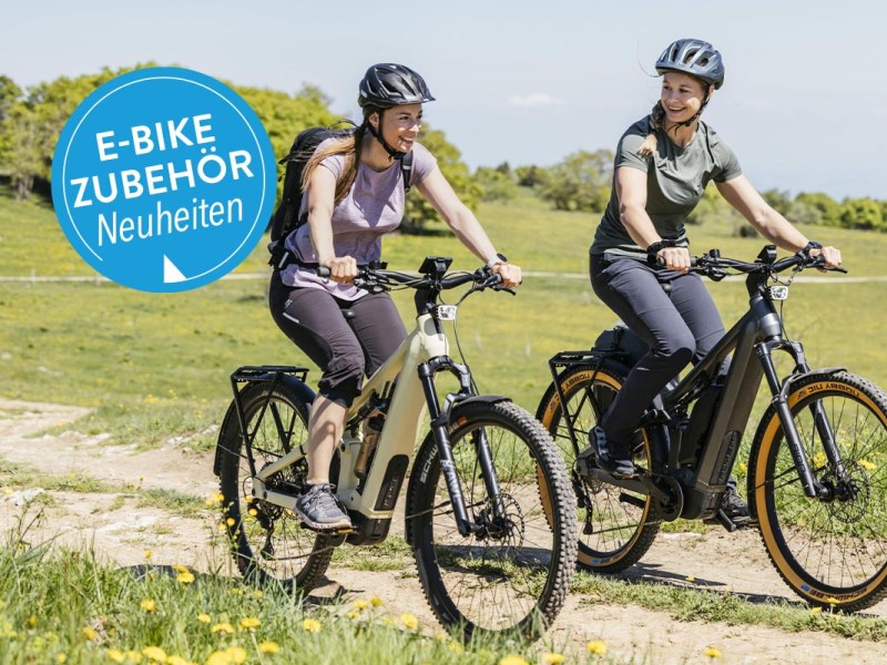 Zwei Menschen auf einem E-bike unter freiem Himmel