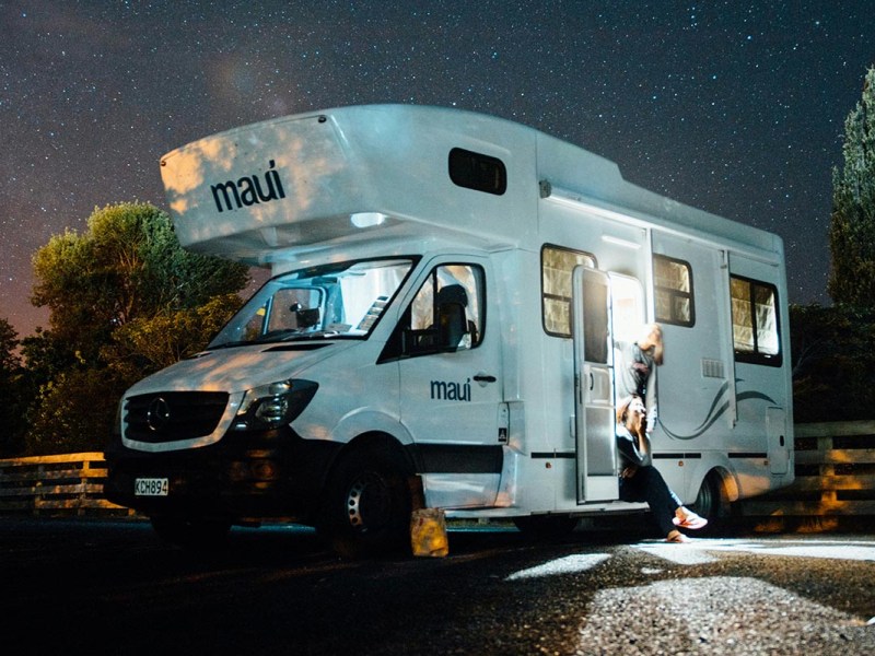 Ein Wohnmobil bei nacht auf einem Campingplatz