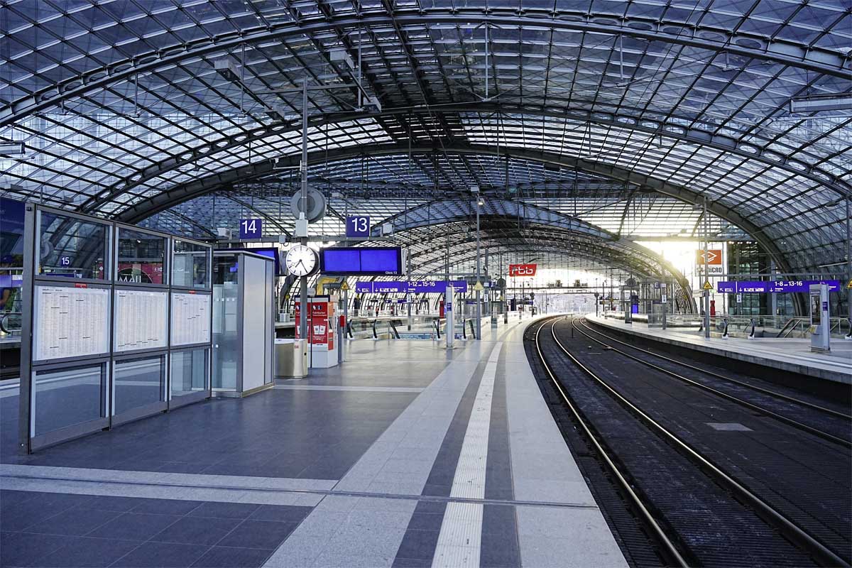 Ein leerer Bahnsteig des Berliner Hauptbahnhofs.