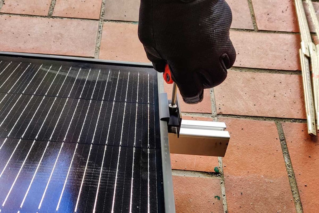 Die Schrauben an der Solarpanel-Halterung werden mit einem Imbussschlüssel festgezogen.